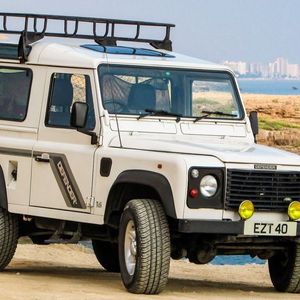 Ineos will Allradautos produzieren. Als Vorbild soll der Land Rover Defender stehen, dessen Produktion eingestellt wurde.