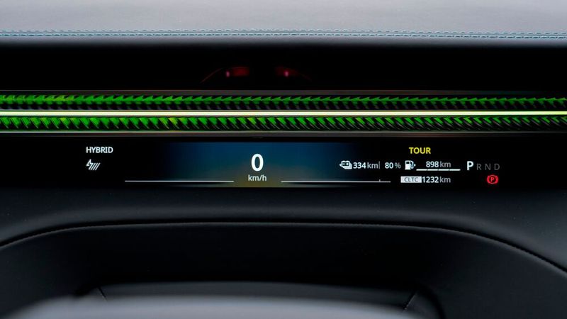 Der Bordcomputer zeigt 898 Kilometer Verbrenner- und 334 Kilometer Elektroreichweite an. (Bild: Lotus)
