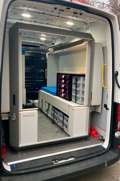 Das Modul passt laut Hersteller in die meisten Kastenwagen. Seitenausschübe sorgen dafür, dass es an die jeweilige Breite des Fahrzeugs angepasst werden kann. (Plug Van)