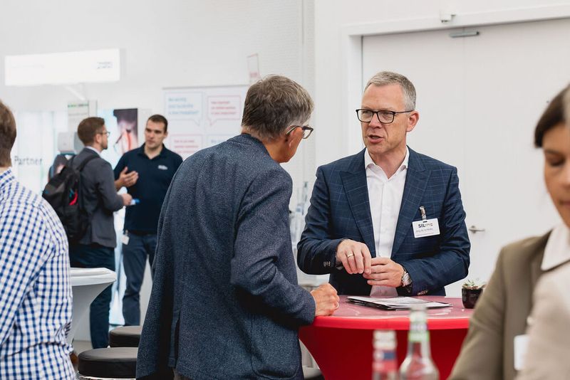 Hima-Geschaftsführer Jörg de La Motte im Gespräch mit Wilhelm Otten (Bild: Stefan Bausewein)