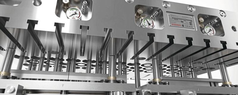 Tankplatte als Werkzeugoberteil im modular aufgebauten Folgeverbundwerkzeug.(Bild:  Steinel)
