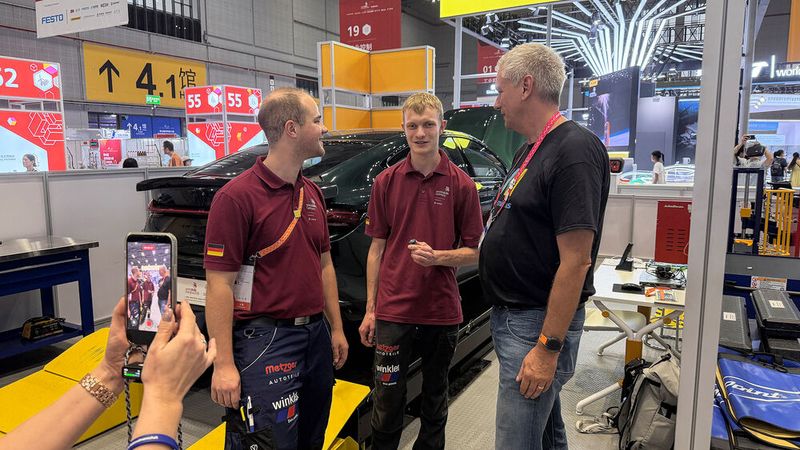 Hannes Wirsing und Stefan Mißbach erleuterten Rene Gravendyk geich nach der Schlusssirene ihre Eindrücke vom Wettkampf in einem kleinen Interview. (Bild: Schmidt - VCG)