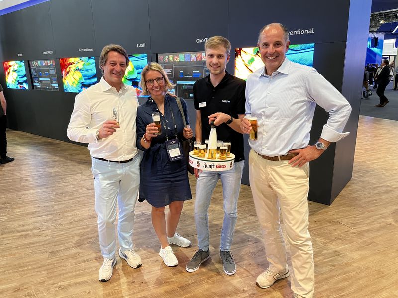 Andreas C. Matthei (v. l., DataVision), Stephanie Steen, (IT-BUSINESS), Marvin Reichenbach (LANG) und Jörg Roggenkämper (DataVision) genießen ein Kölsch in Barcelona. (IT-BUSINESS)