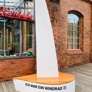 Das ist ein Hinweis von Wings for Living, dass in die Jahre gekommene Rotorblätter von Windkraftanlagen nicht unbedingt auf der Halde oder im Ofen landen müssen.(Bild:  Wings for Living)