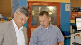 Blasius Rygol (rechts), Prokurist und Leiter Betriebe bei Fürstenberg-Holz, überzeugt sich gemeinsam mit Hundegger-Geschäftsführer Walter Fahrenschon von der Qualität der Verpackungsmaterialien. (Bild: ag/Jensen Media)