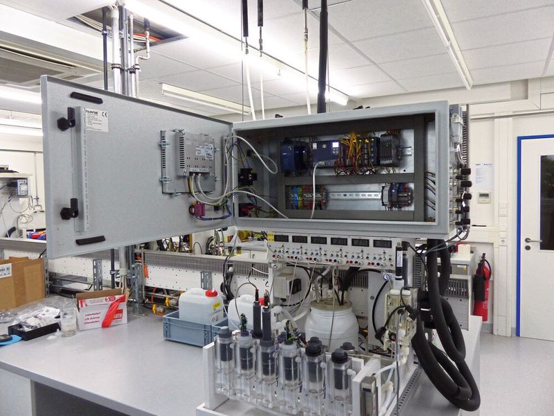 Die Parametrierung des Prüfstandes erfolgt über den Webbrowser. (Bild: Jumo GmbH & Co. KG)