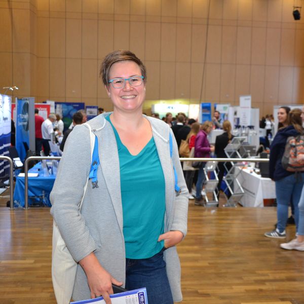 Besucherstimmen der Lab-Supply Münster 2019Jessica Köster von QHP Pharma Analytics:„Ich wollte hier auf der Lab-Supply den einen oder anderen Hersteller besuchen. Mit einem habe ich gerade auch ein bisschen Tacheles geredet. Es kann schon Mal helfen, wenn man die Leute direkt erwischt. Ich hatte aber auch schon viele durchweg positive Gespräche hier. Grundsätzlich ist es sehr hilfreich, wenn man mit den Leuten persönlich spricht, die sich mit den Geräten wirklich befassen. Sonst hat man bei den Firmen nur selten direkte Ansprechpartner, die man anrufen kann.“ Die nächste Lab-Supply ist am 29. Oktober 2019 in Hamburg. Weitere Infos zu den kommenden Lab-Supply-Messen finden Sie auf www.lab-supply.info. (LABORPRAXIS, C. Lüttmann)