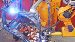 Am Standort Asbach-Bäumenheim fertigen 1.200 Mitarbeiter im Drei-Schicht-Betrieb die Sicherheitskabinen für die High-Tech-Traktoren von Fendt. (Bild: eckhardreuterfotodesign)