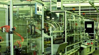 In diesem Gerätewerk werden Niederspannungs-Schaltgeräte für den Weltmarkt gefertigt. Per Funk steuert das Unternehmen automatisch 35000 unterschiedliche Schaltervarianten für die Produktion von elektronischen Schaltgeräten. Bild: Siemens (Archiv: Vogel Business Media)