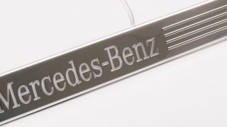 Mercedes-Benz verbaut am Türeinstieg diese hinterleuchtete Kunststoffleiste. Mithilfe des roboterunterstützten Laserschweißens gelingt die Herstellung besonders wirtschaftlich und flexibel, wie die Laserspezialisten von LPKF erklären. (Bild: LPKF)