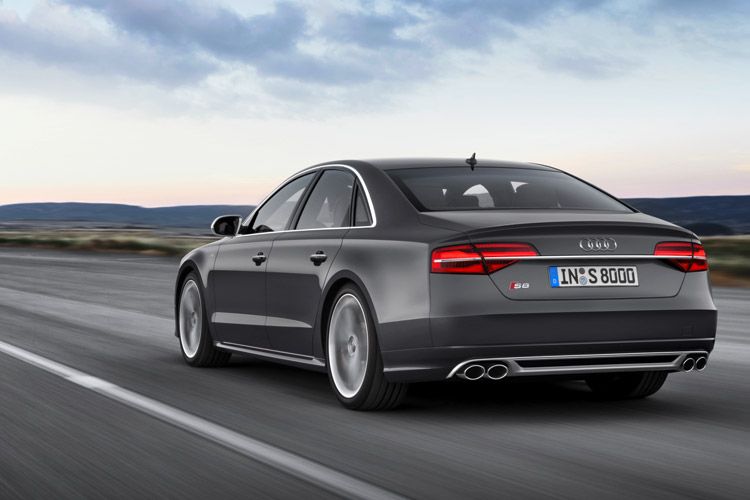 Damit sich die Leistung in Fahrfreude wandelt, steht der elegante Sportler auf einem Aktivfahrwerk und unterstützt den Fahrer mittels Dynamiklenkung. Akustische Unterstützung kommt aus vier Endrohren, die in ihrem Durchmesser leicht gewachsen sind. (Foto: Audi)