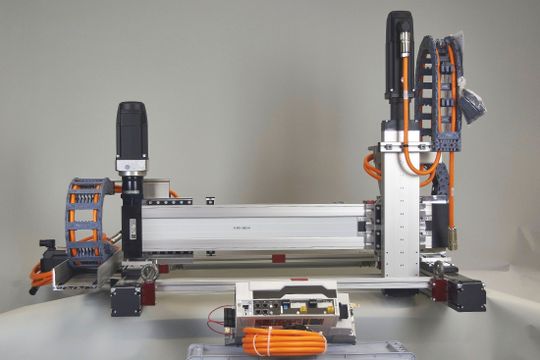 Solche vollautomatisierten Mehrachsen-Einheiten kann ANT Antriebstechnik binnen weniger Tage betriebsfertig bereitstellen. (Bild:  ANT Antriebstechnik)