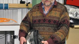Thomas Demeter bietet seit Kurzem die Instandsetzung moderner Scheinwerfer an. Ihre verklebten Abdeckscheiben werden dabei kontrolliert erwärmt. So gelangt der Fachmann an das Innenleben und kann es reparieren. (Foto: Dominsky)