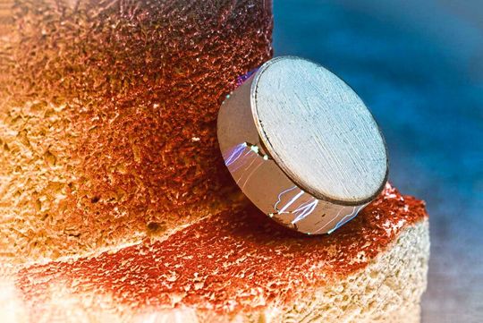 Aufnahme eines Lithiumtantalat-Kristalls mit Überschlägen Aufnahme eines Lithiumtantalat-Kristalls mit Überschlägen