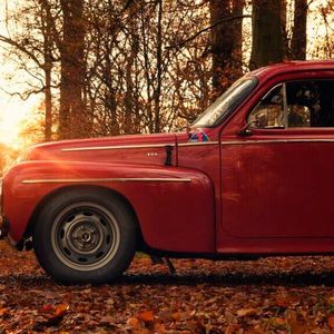 Bislang konnten Oldtimerbesitzer, die ihren Wagen auch in der kalten Jahreszeit bewegen möchten, bei Vredestein mit dem „Grip Classic“ und dem „Snow Classic“ lediglich reine Winterreifen beziehen. Jetzt können sie ihren Wagen, wie bei „normalen“ Autos üblich, auch auf Ganzjahresreifen umrüsten, ohne auf einen klassischen Look verzichten zu müssen.(Bild:  Apollo Vredestein)