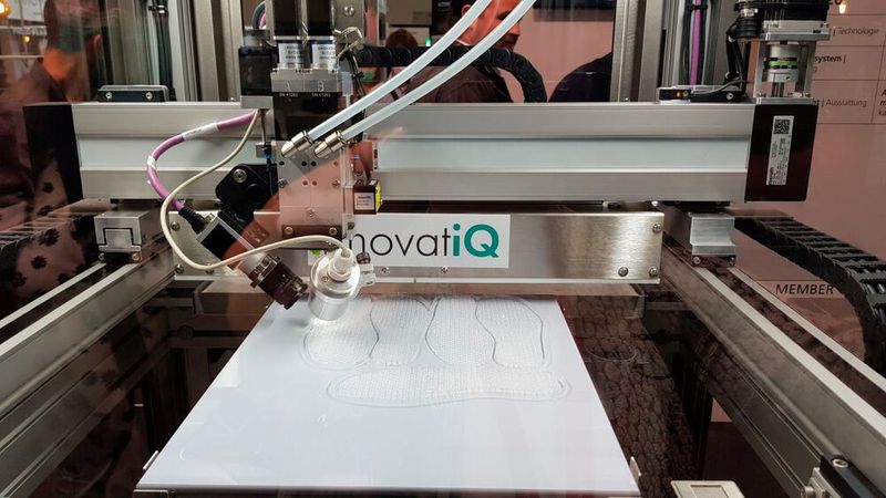 Innovatiq, ehemals German RepRap präsentierte seine LAM-Technologie (Liquid Additive Manufacturing) für Flüssigsilikon. (Bild: D.Quitter/VCG)
