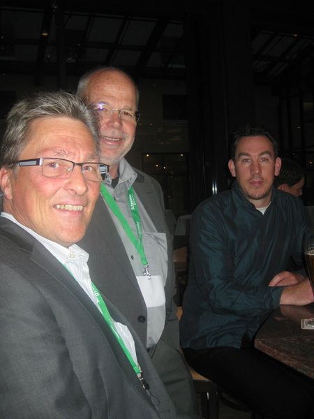 Auf ein Bier an der Hotelbar. v.l. Matthias Rüter, Arktis, Klaus-Georg Tannenbaum, BEL NET und Daniel Conradi, Misco  (IT-BUSINESS)