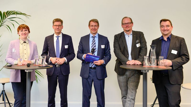 Die Referenten: (v. l.) Pauline Schur, Staatssekretär Christian Hirte, ZDK-Geschäftsführer Jürgen Hasler, Christian Nikola und Ralf Diemer.(Bild:  ZDK)