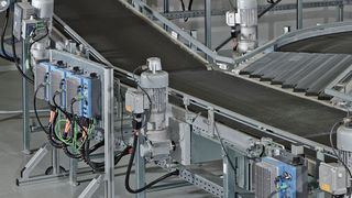 Dezentrale Antriebstechnik: Die neuen Systeme übernehmen auch schwere Förderaufgaben in der Strecke und in Hubwerken. (Bild: Nord Drivesystems/Erik Krüger)