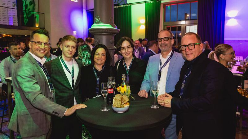 Das Real-Garant-Team: (v.l.) Johannes Höfflin, Robin Reith, Mandy Düsel-Städter, Dr. Christine Roth, Robert Leger und Daniel König. (Bild: stefan bausewein)