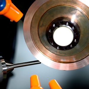 Blick auf die Arbeitseinheit der EDG-Maschine von Anca, die Schleifen und Funkenerodieren verknüpft, um PKD- und andere Zerspanungswerkzeuge produktiver zu fertigen.