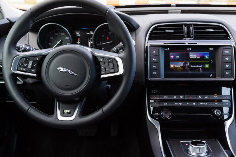 Auch innen hat Jaguar aufgerüstet. Das Cockpit wirkt moderner als bei anderern Modellen der Marke. (Foto: Jaguar)