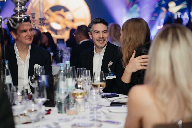 Nikolas Schran (M.) von G Data im angeregten Gespräch. (Bild: Manuel Emme Fotografie)