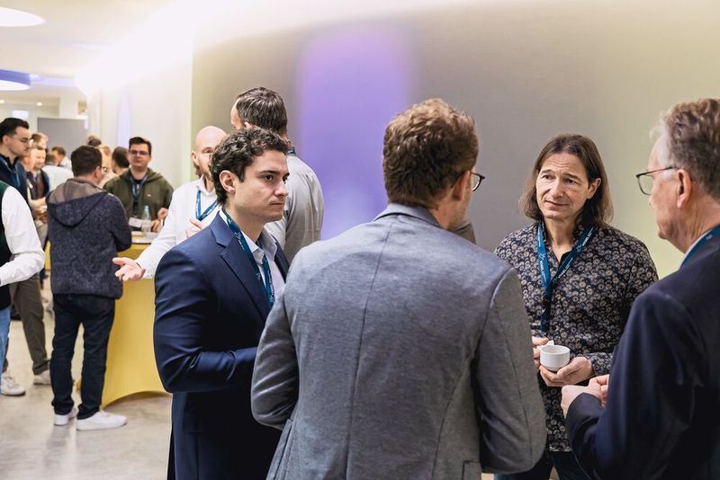 In den Pausen lohnte sich ein Besuch der Ausstellung. (Bild: Stefan Bausewein)