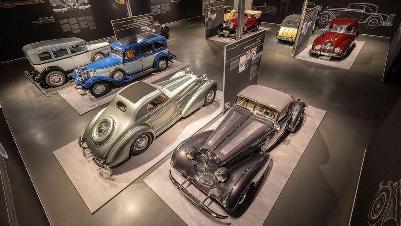 Im Vordergrund rechts der Horch 855 Spezialroadster von 1938, links daneben die Rekonstruktion des Horch 853 Coupé „Manuela“ von 1937. (Bild: Stefan Warter/Audi AG)