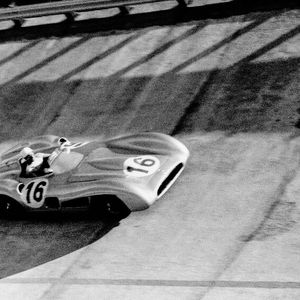 1955 wurde die Rennstrecke von Monza mit einer neuen Hochgeschwindigkeitskurve ausgebaut, die in der Motorsportwelt legendär ist. Für den Großen Preis von Italien wurde deshalb entschieden, das Chassis mit der Nummer 00009/54 in der Saison 1955 erstmals mit der Stromlinienkarosserie auszustatten und Stirling Moss als Fahrer einzusetzen.(Bild:  Mercedes-Benz)