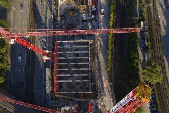 (Der Blick auf das Innere des Gebäudes verrät: Noch ein Träger, dann steht das Trägerskelett für die Decke des säulenfreien Mucon-Ballsaales. Bildquelle: Köster GmbH)