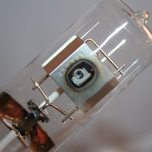 Abb.2: Deuteriumlampe mit deutlich erkennbarem „Abbrand“