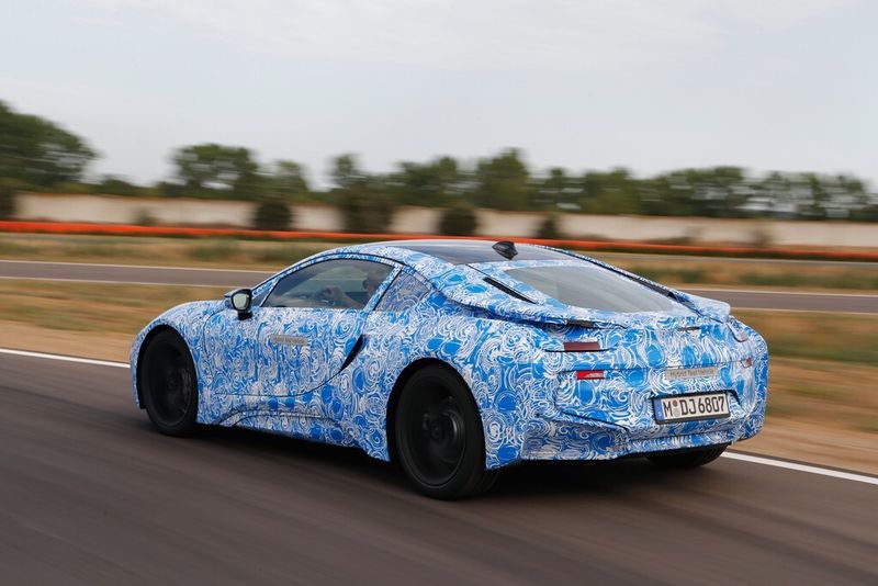 Der BMW i8 startet ab Juni 2014 auf sportliche und umweltfreundliche Weise auf den Straßen durch. (BMW)