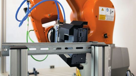 Advanced-Robotics-Anwendungen durch den Einsatz zusätzlicher Sensoren und Algorithmen,
die z. B. eine kraft- oder kamerabasierte Montage ermöglichen. Advanced-Robotics-Anwendungen durch den Einsatz zusätzlicher Sensoren und Algorithmen,
die z. B. eine kraft- oder kamerabasierte Montage ermöglichen.