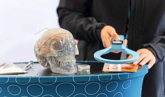Bild 1: Mit dem mobilen Handgerät (Kitea-Stab) werden die Echtzeitdaten des Sensorknotens berührungslos durch die Schädeldecke hindurch ausgelesen.(Bild:  Parasoft)