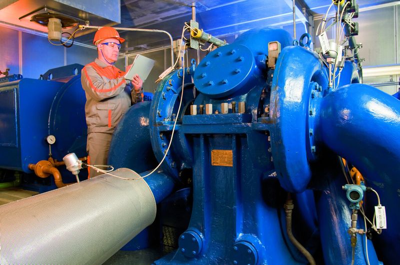 Infolge der bedarfsangepassten Absenkung des Druckniveaus, sowohl im Uerdinger Dampf-/Druckluftnetz als auch im Leverkusener Werks- und Druckluftnetz, stößt Currenta seit 2012 nahezu 3.500 t CO2 weniger aus. (Bild: Currenta)