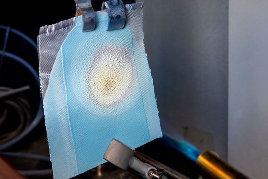 Wacker zeigt auf der Battery Show in Stuttgart vom 9. bis 11. Juni, was man mit Silicon in der Elektromobilität alles erreichen kann. Dazu gehört etwa das Elastomer Elastosil CM RT, das sich bei einwirkender Hitze in Keramik verwandelt und Strahlung abschirmt. Aber das ist noch nicht alles ...(Bild:  A. Zeller / Wacker)