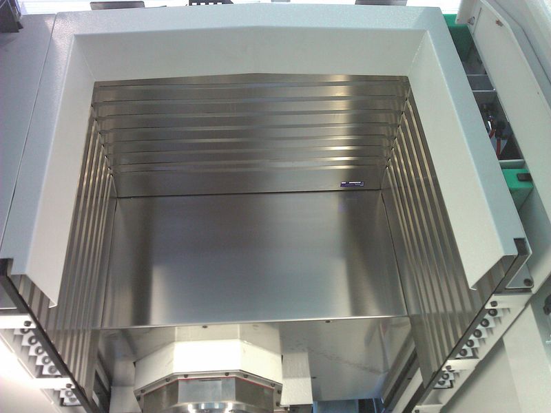 Bild 3: Um dem Aufprall von Drehspänen standzuhalten, sind die Metallschuppen verdickt. Spezifische Verbindungselemente kompensieren die Trägheitszunahme. (Bild: Möller Werke)