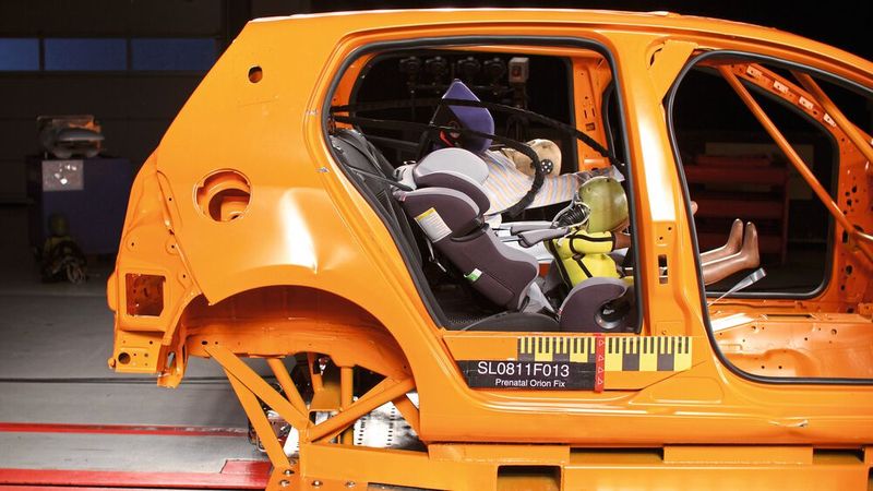 Zu den beliebtesten Tests des ADAC gehören die von Kindersitzen. Zweimal im Jahr werden aktuelle Modelle für alle Alters- und Größenklassen überprüft. Wie sicher sitzen die Kleinen beim Crash? Gibt es Schadstoffe in den Materialien? Und wie einfach lassen sich die Kindersitze montieren? Für Eltern sind die Ergebnisse eine wichtige Orientierungshilfe beim Kauf.  (Bild: ADAC)