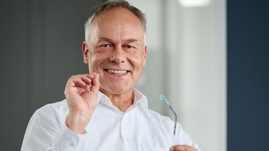 Dr. Thorsten Sieß erhielt für die Entwicklung der Impella-Herzpumpe den 43. Werner-von-Siemens-Ring. Er wurde für diese Leistung bereits mit dem Aachener Ingenieurpreis 2025 ausgezeichnet.(Bild:  Matthias Capellmann)