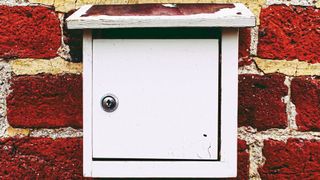 Sicher oder nicht? Ein Werkstattkunde sollte, bevor er seine Autoschlüssel in einen solchen Briefkasten wirft, genau prüfen, ob Langfinger diese nicht wieder herausholen können. (Bild: gemeinfrei)