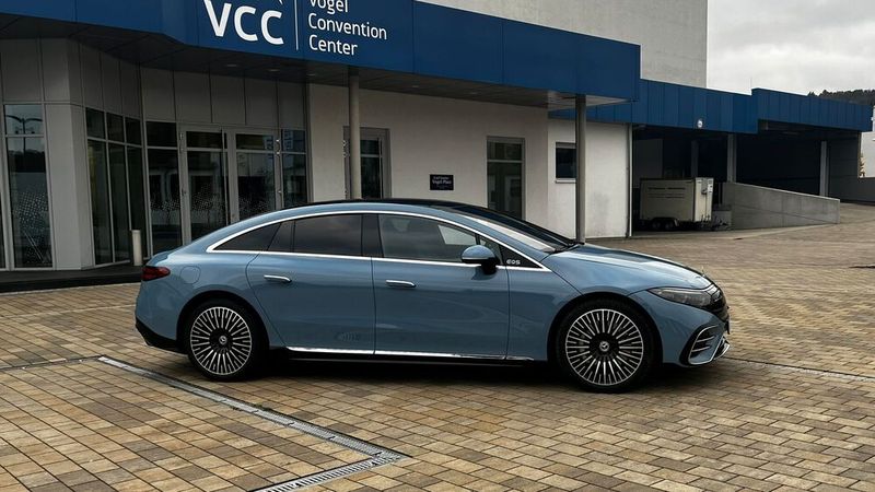 1. Außenoptik und Maße: Das elektrische Pendant zur S-Klasse ist als Limousine 5,2 Meter lang und 1,9 Meter breit. Damit ist sie eine imposante, durch die stromlinienförmige Silhouette aber sehr elegante Erscheinung.  (Bild: Simon – VCG)