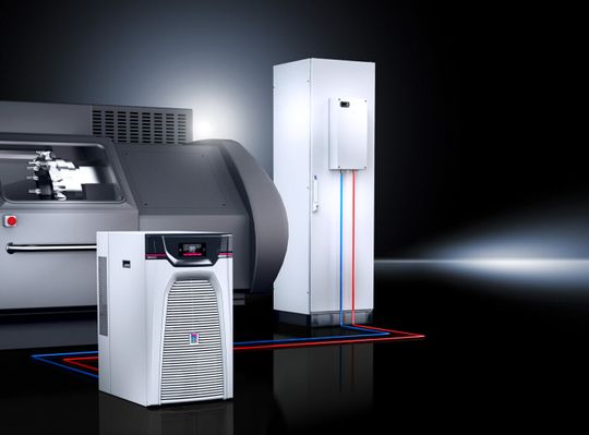 (Homeoffice für Ingenieure und Techniker: Simon Fuchs, Global Demand Manager bei Kuraray und Leiter des Projekts in Troisdorf, demonstriert, wie die Wartung komplexer Anlagen in Zukunft per MR-Brille von zu Hause funktionieren könnte: „Beim Pilotprojekt in Troisdorf testen wir, wie neue Technologien, etwa ein digitaler Werkzeugkoffer, die Abläufe in der Industrie nachhaltig verändern können. Als eines von zehn vom BMVI ausgewählten Projekten sind wir bei der Weiterentwicklung neuer 5G-Technologie ganz vorne mit dabei und leisten einen Beitrag, um die Technologiestandorte Deutschland und Europa bereit für das 5G-Zeitalter zu machen.“ Bildquelle: Kuraray)