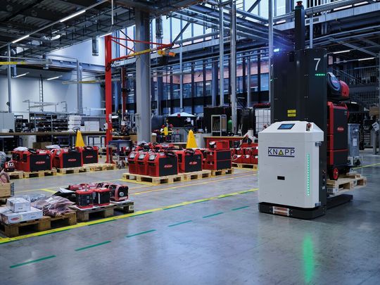 Einsatzpremiere für die Knapp-AMR namens Open Shuttle Fork. Die autonomen mobilen Roboter sorgen nämlich bei Fronius erstmals für einen automatisierten Palettentransport, um die Produktion zu beschleunigen. Einsatzpremiere für die Knapp-AMR namens Open Shuttle Fork. Die autonomen mobilen Roboter sorgen nämlich bei Fronius erstmals für einen automatisierten Palettentransport, um die Produktion zu beschleunigen.
