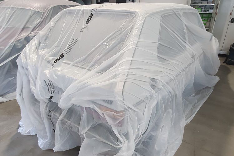 Auch unter der Plastikfolie ist das ikonische Design des Golf I deutlich zu erkennen. (Bild: Schreiner/»kfz-betrieb«)