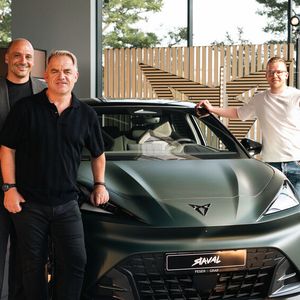 Feiern die Neueröffnung in Roth: (v.l.) Der Geschäftsführer für Schwabach-Roth-Burgoberbach der Feser-Graf-Gruppe, Andreas Maier, mit Cupra-Seat-Deutschlandchef Alexander Buk und Maximilian Feser, Cupra-Markenverantwortlicher der Gruppe.(Bild:  Feser-Graf)