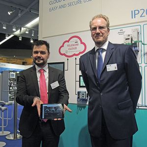 Markus Lindemann von T-Systems und Stefan Selke von Eaton (v.l.) stellten auf der SPS IPC Drives ihre Zusammenarbeit vor.