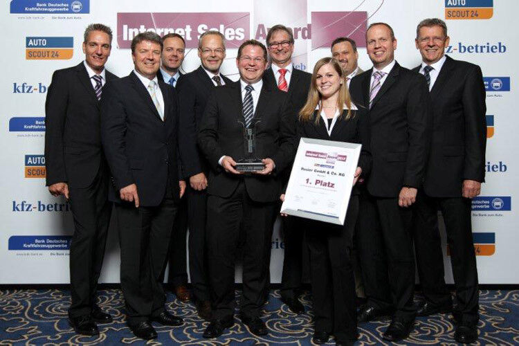 Die Mannschaft vom Autohaus Rosier in Menden ist der lachende Sieger des Internet Sales Award 2012. (Foto: Stolz)