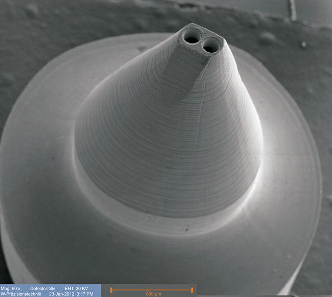 Um die gefertigte Qualität beurteilen zu können, hat sich der Anwender ein Rasterelektronenmikroskop angeschafft. Auf dem Bild ist eine Vakuumpipette mit zwei Bohrungen (Durchmesser 50 µm) zu erkennen. (Bild: W-Präzisionstechnik)