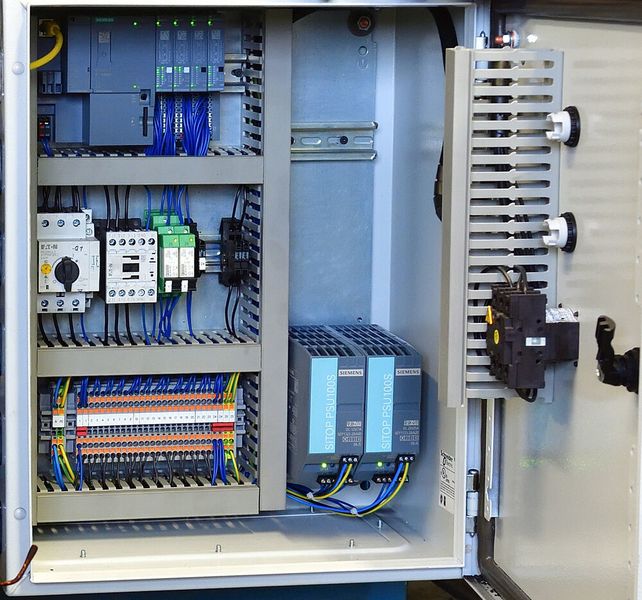 Mit Steuerungstechnik von Siemens wie der Simatic S7 und der dezentralen Peripherie ET 200SP wird die Sondermaschine automatisiert. (2016 Schmidtfoto Chemnitz)